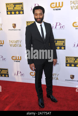 SANTA MONICA, CA - 16. JANUAR 2014: Chiwetel Ejiofor am 19. jährlichen Critics' Choice Awards im Barker Hangar, Santa Monica Airport. © 2014 Paul Smith/Featureflash Stockfoto