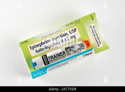 Morgantown, WV - 30. Oktober 2019: Rezept für zwei junior EpiPens für Anaphylaxie bei Kindern und Säuglingen mit Trainer auf der Oberseite der Box Stockfoto