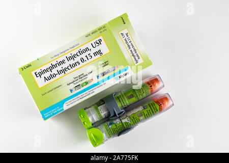 Morgantown, WV - 30. Oktober 2019: Rezept für zwei junior EpiPens für Anaphylaxie bei Kindern und Kleinkindern Stockfoto