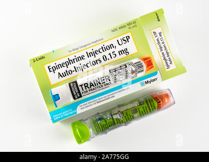 Morgantown, WV - 30. Oktober 2019: Rezept für zwei junior EpiPens für Anaphylaxie bei Kindern und Säuglingen mit Trainer auf der Oberseite der Box Stockfoto