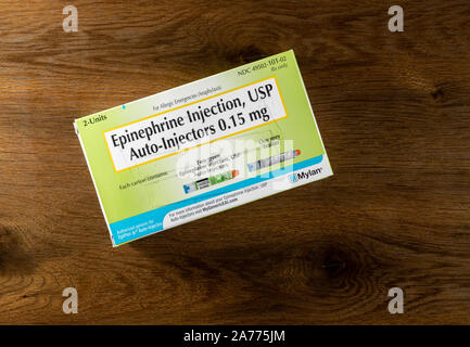 Morgantown, WV - 30. Oktober 2019: Rezept für zwei junior EpiPens für Anaphylaxie bei Kindern und Kleinkindern Stockfoto