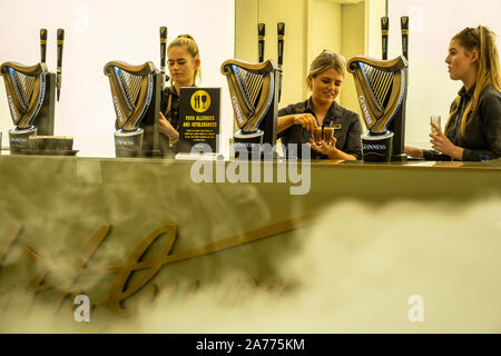 Die Kellnerinnen im Verkostungsraum, Guinness Storehouse, Museum, Brauerei, Ausstellung, Dublin, Irland Stockfoto