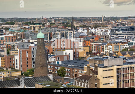 Skyline. Auf der linken Seite der St. Patrick's Tower, Dublin, Irland Stockfoto