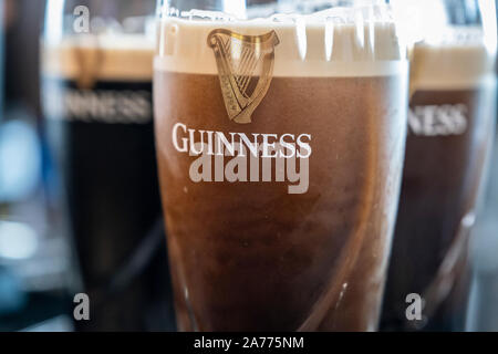 Pint Guinness in der Gravity Bar, Guinness Storehouse, Museum, Brauerei, Ausstellung, Dublin, Irland Stockfoto