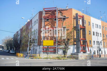 Verstärkte Gebäude mit strukturelle Versteifungen auf der Fassade. Sichtbare riss Stockfoto