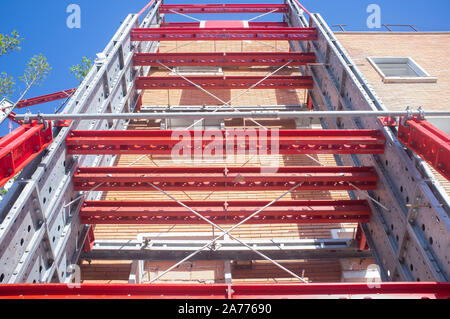 Verstärkte Gebäude mit strukturelle Versteifungen auf der Fassade. Stahlträger detail Stockfoto