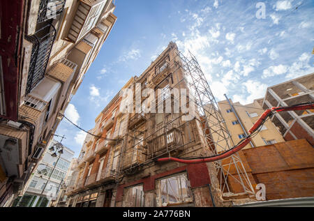 Historische Fassade mit Stützstruktur, um ihn mit neuen Gebäude errichtet wird, zu bewahren. Low Angle View Stockfoto