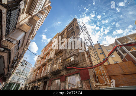 Historische Fassade mit Stützstruktur, um ihn mit neuen Gebäude errichtet wird, zu bewahren. Low Angle View Stockfoto