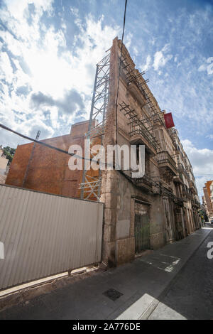 Historische Fassade mit Stützstruktur, um ihn mit neuen Gebäude errichtet wird, zu bewahren. Low Angle View Stockfoto