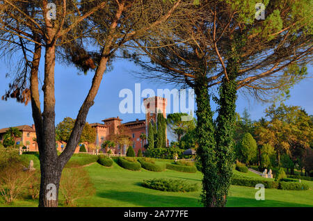 Capriva del Friuli, Friaul Julisch Venetien, Italien, Schloss, Bäume, Tiefe Stockfoto