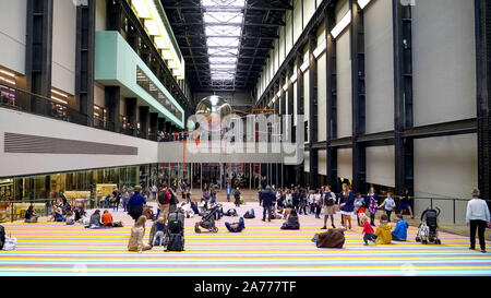 LONDON, ENGLAND - Oktober, 5 2017: Pendel und das Innere der Tate art Gallery in London. Stockfoto