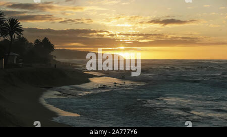 Sonnenuntergang von der Sonne hinter Wolke Kaena Point in Hawaii Stockfoto