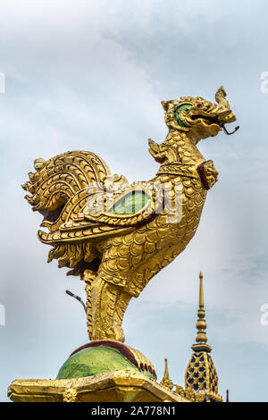 Ko Samui, Thailand - 18. März 2019: Wat Laem Suwannaram chinesischen buddhistischen Tempel. Closeuip von golden Garuda statue gegen Hellblau cloudscap Stockfoto