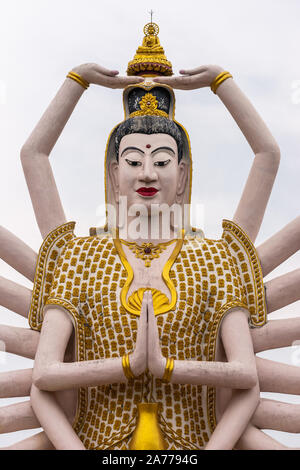 Ko Samui, Thailand - 18. März 2019: Wat Laem Suwannaram chinesischen buddhistischen Tempel. Nahaufnahme von Brust und heast des riesigen Guan Yin Göttin statue w Stockfoto