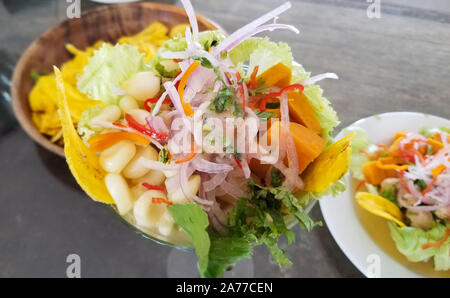 Diese peruanisches Ceviche ist von den rohen Fluss Fisch im Amazonas in der Nähe von Nauta, Peru gefangen. Stockfoto