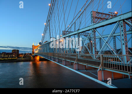 Die John A. Roebling Suspension Bridge in Cincinnati, Ohio durchquert den Ohio River zwischen Cincinnati und Covington, Kentucky. Stockfoto