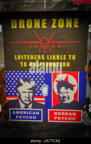 Farbige Plakat in London England auf der Straße, das Donald Trump als American Psycho und Kim Jong-un wie die koreanischen Psycho Stockfoto