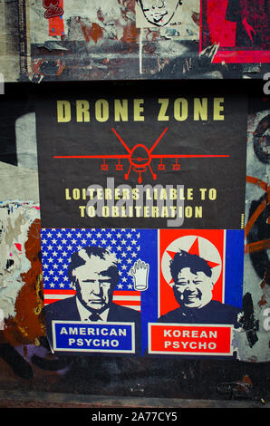 Farbige Plakat in London England auf der Straße, das Donald Trump als American Psycho und Kim Jong-un wie die koreanischen Psycho Stockfoto