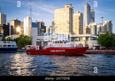 Toronto, Ontario, Kanada - 2019 06 23: Toronto Feuerwehr rot Boot neben dem Pier vor Toronto Feuer Marine Station und hohe Gebäude Stockfoto