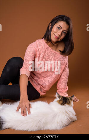 Porträt der Schönen multi-ethnische Frau mit Katze Stockfoto