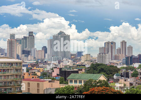 Manila, Philippinen - Juni 7, 2017: Stadtbild von Manila: Slums Ghetto und Wolkenkratzer Stockfoto