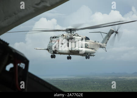 Ein CH-53E Super Stallion Hubschrauber mit speziellen Zweck Marine Air-Ground Task Force - südliche Kommando fliegt über ladyville Belize, Okt. 28, 2019. Die Task Force wird die Luftbetankung Operationen mit KC-130J Hercules Tankflugzeug mit Marine Antenne Refueler Transport Squadron 234. Die Task Force ist die Durchführung von Training und Engineering Projekte Hand in Hand mit Partner Nation militärische Mitglieder in Lateinamerika und in der Karibik während ihrer Bereitstellung in der Region, die mit dem Hurrikan Saison fällt. (U.S. Marine Corps Foto von Sgt. Stanley Moy) Stockfoto