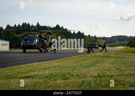 Us-Marines eine U.S. Army Sikorsky UH-60 Black Hawk während Black Hawk integration Training beenden als Teil der Übung Fuji Viper 20-1 auf Lager Fuji, Japan, Okt. 28, 2019. Fuji Viper ist eine regelmäßig geplante Schulungen evolution für Infanterie Einheiten auf 3. Marine Division als Teil der Einheit Deployment Program zugewiesen. Die Schulungen können Einheiten, die Letalität und Kenntnisse der Infanterie und kombinierte Waffen Taktiken zu erhalten. (U.S. Marine Corps Foto von Cpl. Timothy Hernandez) Stockfoto