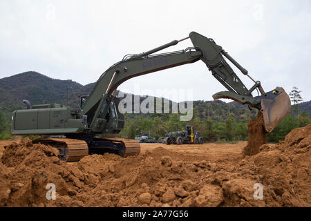 Ein U.S. Marine Corps hydraulische Bagger gräbt ein Loch für eine befestigte Bunker während der Defence Force Training 20.1, am Japan Masse Verteidigung-kraft Haramura Manöver, Hiroshima, Japan, 21 Oktober, 2019. Übungen wie DFT 20.1 geben realistische Ausbildung Marines mit MWSS-171, wo sie ihre Fähigkeiten verbessern und bleiben Mission bereit, während im Indopazifik posierten, Vorwärts -. (U.S. Marine Corps Foto von Lance Cpl. Tyler Harmon) Stockfoto