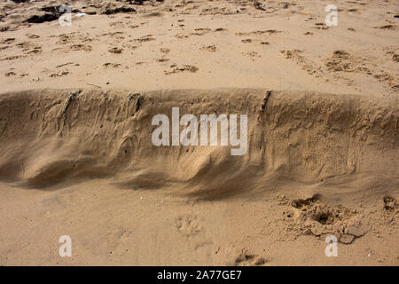 Sand Muster Formationen, wo Indischer Ozean Wellen sind die sandigen Ufer am Strand Dalyellup, Bunbury, Western Australien auf einer feinen Feder am Nachmittag. Stockfoto