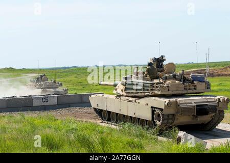 Soldaten in den 2. gepanzerte Brigade Combat Team angeschlossen, 1 Infanterie Division, zu ihren Positionen während einer Praxis von ihrer qualifizierten Bereich Tag gebunden, Juli 18, 2019, Fort Riley, KS. Den Tank crews würden aggressiv für Ziele Scan, aber nicht das Feuer mit scharfer Munition auf einen Probelauf des Kurses. Stockfoto