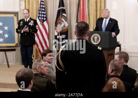 Washington, District of Columbia, USA. 30 Okt, 2019. Oberstleutnant KYLE WALTON (zurück zur Kamera) steht als Präsident DONALD TRUMP (steht auf der Rückseite nach rechts) Mitglieder der Armee Grünhelme Team, mit Armee Master Sgt gearbeitet, lobt. MATTHEW WILLIAMS (stehend in zurück zu Links), als Williams erhält die Ehrenmedaille für Heldentum, während in der Afghanischen Shok Tal im Jahr 2008 dienen. Okt. 30, 2019 Credit: Douglas Christian/ZUMA Draht/Alamy leben Nachrichten Stockfoto