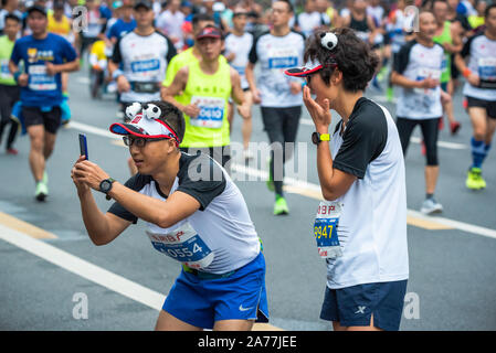 Chengdu, Provinz Sichuan, China - 27.Oktober 2019: Junge Athleten Fotos nehmen an der Chengdu Marathon Stockfoto