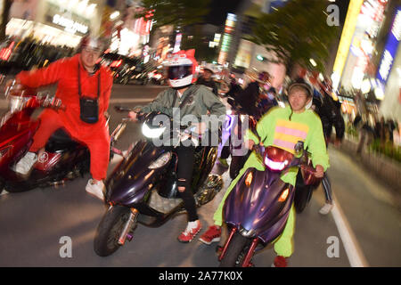 Shibuya, Tokio, Japan. 30 Okt, 2019. Menschen versammeln sich in Tokio Halloween zu feiern. Halloween ist ein beliebter Tag, den Abend im Stadtteil Shibuya in Tokio, Japan zu genießen. Foto am Mittwoch, den 30. Oktober 2019 übernommen. Foto: Ramiro Agustin Vargas Tabares Credit: Ramiro Agustin Vargas Tabares/ZUMA Draht/Alamy leben Nachrichten Stockfoto