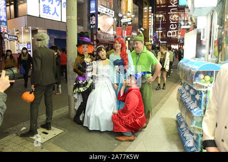 Shibuya, Tokio, Japan. 30 Okt, 2019. Menschen versammeln sich in Tokio Halloween zu feiern. Halloween ist ein beliebter Tag, den Abend im Stadtteil Shibuya in Tokio, Japan zu genießen. Foto am Mittwoch, den 30. Oktober 2019 übernommen. Foto: Ramiro Agustin Vargas Tabares Credit: Ramiro Agustin Vargas Tabares/ZUMA Draht/Alamy leben Nachrichten Stockfoto