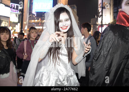 Shibuya, Tokio, Japan. 30 Okt, 2019. Menschen versammeln sich in Tokio Halloween zu feiern. Halloween ist ein beliebter Tag, den Abend im Stadtteil Shibuya in Tokio, Japan zu genießen. Foto am Mittwoch, den 30. Oktober 2019 übernommen. Foto: Ramiro Agustin Vargas Tabares Credit: Ramiro Agustin Vargas Tabares/ZUMA Draht/Alamy leben Nachrichten Stockfoto