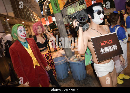 Shibuya, Tokio, Japan. 30 Okt, 2019. Menschen versammeln sich in Tokio Halloween zu feiern. Halloween ist ein beliebter Tag, den Abend im Stadtteil Shibuya in Tokio, Japan zu genießen. Foto am Mittwoch, den 30. Oktober 2019 übernommen. Foto: Ramiro Agustin Vargas Tabares Credit: Ramiro Agustin Vargas Tabares/ZUMA Draht/Alamy leben Nachrichten Stockfoto