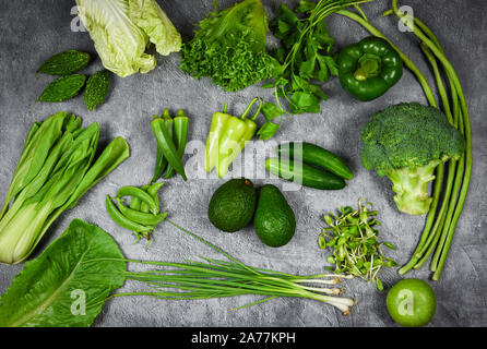 Frische, grüne Früchte und grünes Gemüse gemischt Hintergrund, Ansicht von oben Verschiedene für gesunde Ernährung vegan Kochen/Gesunde Ernährung Auswahl sauber, Essen für Herz Stockfoto