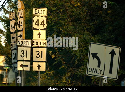 Storrs, CT USA. Mehrere staatliche und Grafschaft nummeriert Autobahn Zeichen dieses kleine New England Kreuzung Menge. Stockfoto