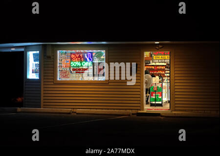 Storrs, CT USA. 22.September 2019. Head Shop nachts mit Kunden, helles Neon Zeichen und Fenster anzeigen. Stockfoto