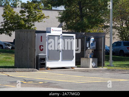 Cromwell, CT USA. 5. Oktober 2019. Store Eis Maschine und Reifen Wartung der Pumpe an der Tankstelle. Stockfoto