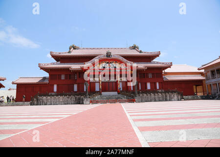 Foto: Ein Blick auf die Main Hall (Seiden) des Shuri Castle (Shurijo) in Naha, Okinawa, Japan am 26. April 2014. Brach ein Feuer am Weltkulturerbe am Morgen des 31. Oktober 2019 aufgeführt. Credit: Rodrigo Reyes Marin/LBA/Alamy leben Nachrichten Stockfoto