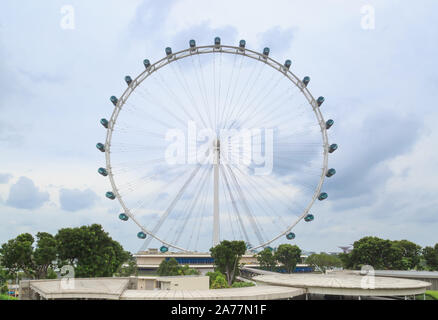 Singapur - 10 MAR 2018: Singapore Flyer Riesenrad in bewölkten Himmel anzeigen Stockfoto
