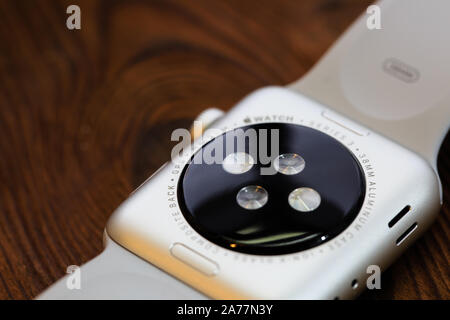 Singapur-12 Feb 2018: Neue Apple Watch Serie 3, der Pulsmesser in Apple Watch Makro anzeigen Stockfoto