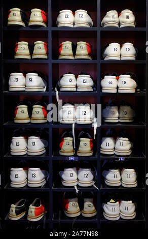 Rack mit Schuhen für Bowling in verschiedenen Größen Stockfoto