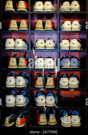 Rack mit Schuhen für Bowling in verschiedenen Größen Stockfoto