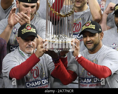 Houston, USA. 30 Okt, 2019. Washington Nationals General Manager Mike Rizzo (L) und Manager Dave Martinez die Kommissare Trophäe anzuheben, nachdem die Angehörigen den Houston Astros 6-2 besiegte die 2019 World Series im Minute Maid Park in Houston, Texas am Mittwoch, 30. Oktober 2019 zu gewinnen. Dies ist die erste World Series Titel in der Geschichte der Franchise für die Angehörigen. Foto von trask Smith/UPI Quelle: UPI/Alamy leben Nachrichten Stockfoto