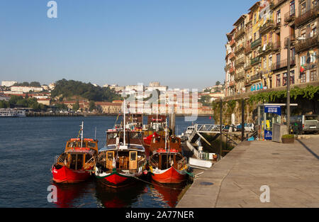 PORTUGAL, Porto - 1. SEPTEMBER: Porto ist die zweitgrößte Stadt in Portugal. Boote an der Küste des Flusses Douro am 1. September 2016. Stockfoto