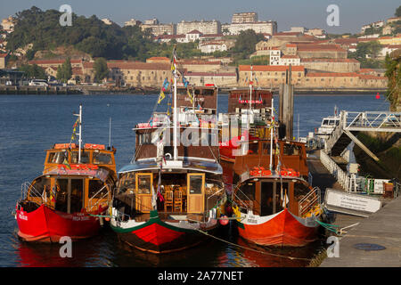 PORTUGAL, Porto - 1. SEPTEMBER: Porto ist die zweitgrößte Stadt in Portugal. Boote an der Küste des Flusses Douro am 1. September 2016. Stockfoto