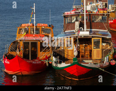 PORTUGAL, Porto - 1. SEPTEMBER: Porto ist die zweitgrößte Stadt in Portugal. Boote an der Küste des Flusses Douro am 1. September 2016. Stockfoto