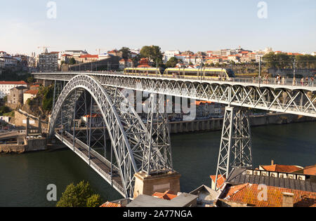 PORTO, PORTUGAL - 1 September: Porto ist die zweitgrößte Stadt in Portugal nach Lissabon. Brücke über den Fluss Douro in Porto am 1. September 2016, Po Stockfoto